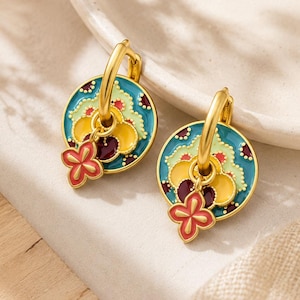 Örhängen i vintage-emalj med blommigt mönster, hängande i kopparfärgad cloisonné-stil, guldfärgad berlock