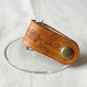 Puede incluir: Un juego de tres tazas de cerámica con un acabado mate moteado. Las tazas son en tonos crema, gris claro y gris oscuro. Cada taza tiene un diseño simple y minimalista, perfecto para café o té.