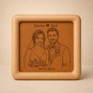 Puede incluir: Un retrato enmarcado en madera con un boceto de una pareja. Los nombres "Emma" y "Jack" están encima de la pareja, con un símbolo de corazón entre ellos. La fecha "06.15.2024" está debajo. El marco tiene esquinas redondeadas.