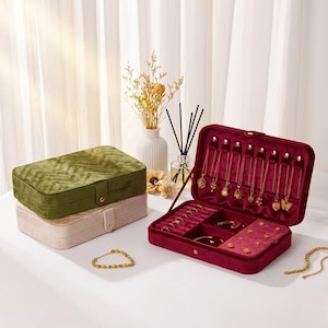 Può includere: Un cartello in legno rustico con la scritta "Welcome to our home" in lettere bianche. Il cartello presenta una finitura invecchiata e un design semplice e invitante, perfetto per l'arredamento della porta d'ingresso.