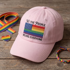 Wir, das Volk, bedeutet jeder Hut, LGBTQ Amerikanische Flagge Pride Kappe, gestickte Gleichheits Dad Hut, Gay Pride Monat Merch, Geschenk zur Achtung der Rechte der Menschen