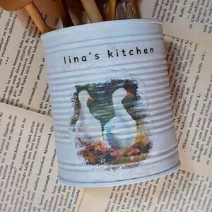 Arte de cocina hecho a mano, soporte para utensilios de hojalata reciclada / recipiente de almacenamiento de cocina