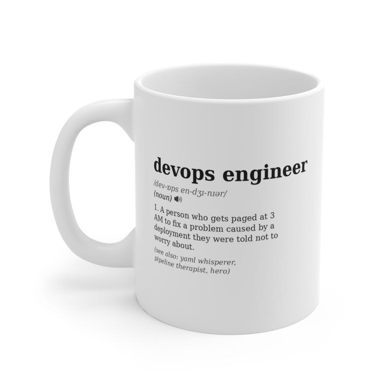 Caneca de café divertida para engenheiro DevOps, com a definição de DevOps, ideal para presentear um engenheiro DevOps ou um colega de trabalho no aniversário. Disponível em 325ml e 445ml. imagem 1