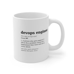 Caneca de café divertida para engenheiro DevOps, com a definição de DevOps, ideal para presentear um engenheiro DevOps ou um colega de trabalho no aniversário. Disponível em 325ml e 445ml. imagem 2