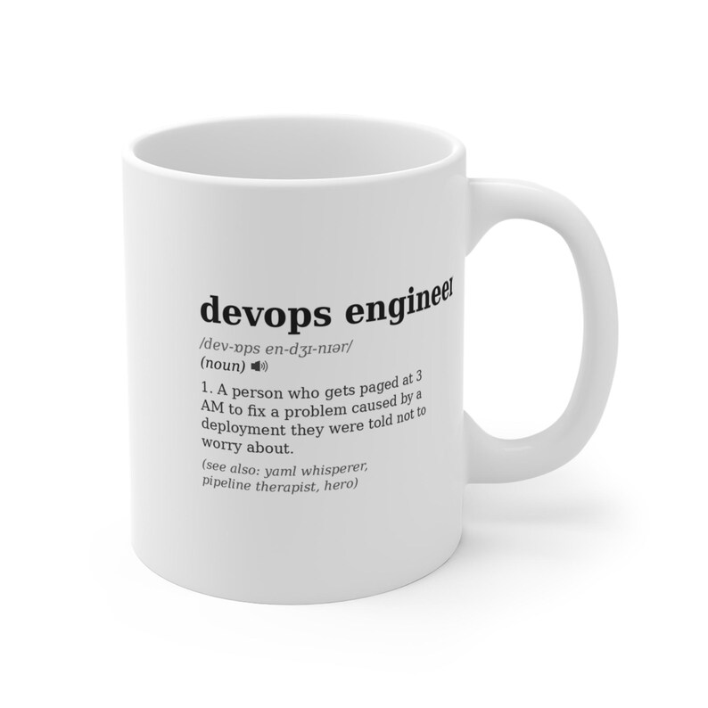 Caneca de café divertida para engenheiro DevOps, com a definição de DevOps, ideal para presentear um engenheiro DevOps ou um colega de trabalho no aniversário. Disponível em 325ml e 445ml. imagem 2