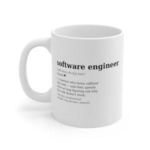 Può includere: Tazza in ceramica bianca con la definizione in testo nero di "software engineer". La definizione include la pronuncia fonetica e una descrizione umoristica della professione. Un ottimo regalo.