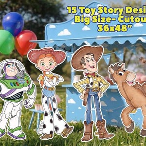 Puede incluir: Decoraciones recortadas con personajes de Toy Story, incluyendo a Buzz Lightyear, Jessie, Woody y un caballo. El letrero dice "15 Toy Story Designs Big Size - Cutouts 91x122cm". Globos en rojo, verde y azul en el fondo.