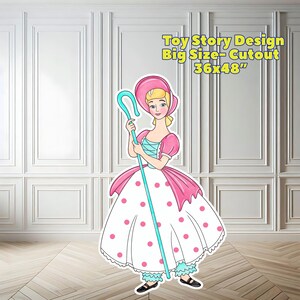 Könnte beinhalten: Ein großer Pappaufsteller von Bo Peep aus Toy Story, vor einer weißen Wand stehend. Die Figur trägt eine rosa Haube, ein Kleid und Bloomers mit einem blauen Hirtenstab. Der Aufsteller misst 91x122 cm.