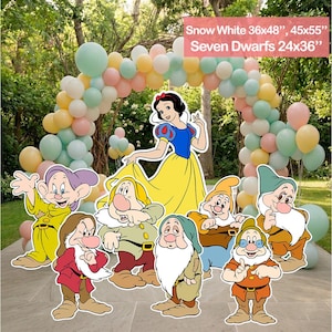 Op de afbeelding: Een feestdecoratieset met Sneeuwwitje en de Zeven Dwergen. De set bevat kartonnen uitsparingen van de personages en een ballonnenboog in pastelkleuren. De tekst op de afbeelding luidt "Sneeuwwitje 91x122cm, 114x140cm Zeven Dwergen 61x91cm".