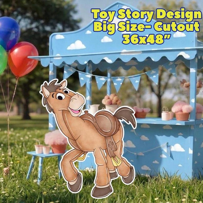 Op de afbeelding: Een grote, cartoonachtige uitsparing van een bruin paard met een zadel, voor een blauwe speelgoedstand. De stand heeft witte wolkenaccenten en de tekst "Toy Story Design Big Size - Cutout 91x122cm". Ballonnen staan op de achtergrond.