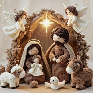 Pode incluir: Um presépio de crochê com Maria, José, o menino Jesus, anjos e animais. As figuras são em tons de marrom e branco, com uma estrela acima da manjedoura. O fundo é suave e neutro.