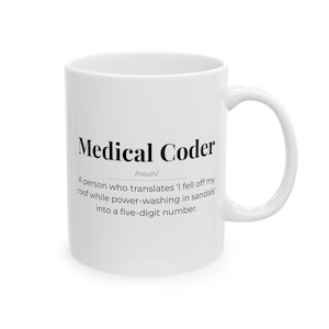 Può includere: Tazza in ceramica bianca con la scritta "Medical Coder" e una definizione. La definizione recita: "Una persona che traduce 'Sono caduto dal tetto mentre lavavo con l'idropulitrice in sandali' in un numero a cinque cifre."