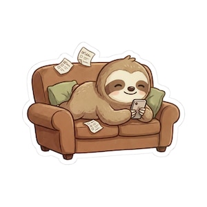 Può includere: Un adesivo con un bradipo dei cartoni animati che si rilassa su un divano marrone mentre usa uno smartphone. Il bradipo è marrone chiaro e ha una faccia sorridente. Cuscini verdi e fogli con liste di controllo sono anche sul divano.