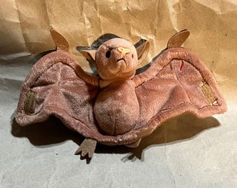 Peluche Ty Batty the Bat Beanie Baby marrón de 1996 con alas de velcro 4035