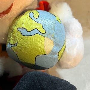 Disney 9in Mickey Mouse Plush Red Santa 1999 Commemorative Globe NWT Bild 3