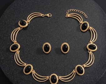Conjunto de collar y pendientes de oro y piedra negra, gargantilla geométrica vintage francesa, joyería elegante.