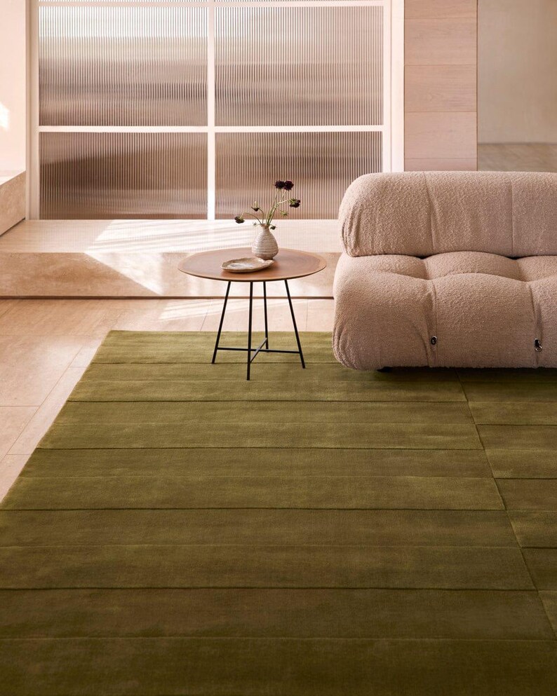 Luxury green high low carpet for modern interiors
Contemporary solid green rug for living room styling
