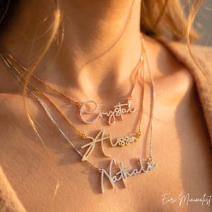 Collar personalizado de plata de ley, oro rosa y diamantes con nombre en cursiva, joyería delicada con escritura personalizada y brillo.