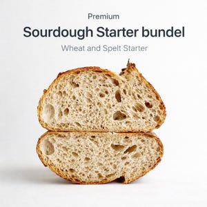 Könnte beinhalten: Zwei Hälften eines Sauerteigbrotes mit goldbrauner Kruste und poröser Krume. Der Text lautet: "Premium Sourdough Starter bundel" und "Wheat and Spelt Starter". Der Hintergrund ist weiß.
