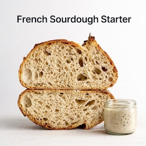 Puede incluir: Dos mitades de una hogaza de pan de masa madre francés con corteza marrón claro e interior aireado están apiladas. Un pequeño tarro de cristal de masa madre se encuentra junto al pan. El texto "French Sourdough Starter" está en la parte superior.
