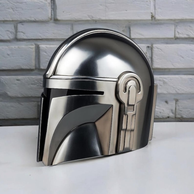 Puede incluir: Una taza de cer&aacute;mica blanca con un asa negra y el texto "But First, Coffee" en negrita negra. La taza se encuentra sobre un fondo borroso, sugiriendo un ambiente acogedor.