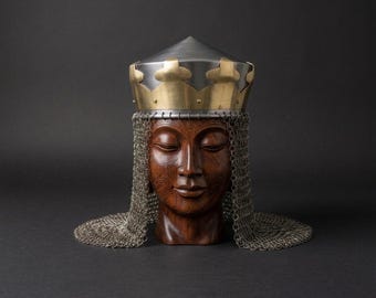 Handgemaakte middeleeuwse kroon met maliënkolder, stalen leren ridderhelm, renaissance-cosplayzendspoel
