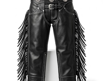 Svarta westernchaps i läder med silverfärgade conchos och långa fransar – Boho cowgirl-stil