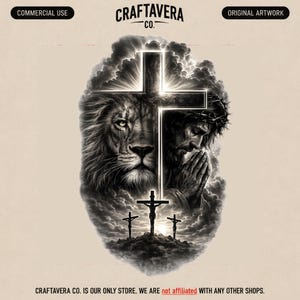 Puede incluir: Obra de arte en blanco y negro que presenta la cara de un león, una cruz y una figura en oración con una corona de espinas. Tres cruces están en la parte inferior. El texto "CRAFTAVERA CO." y "COMMERCIAL USE" y "ORIGINAL ARTWORK" están en la parte superior. El texto "CRAFTAVERA CO. IS OUR ONLY STORE. WE ARE not affiliated WITH ANY OTHER SHOPS." está en la parte inferior.