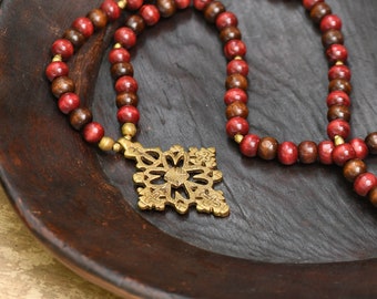 Äthiopisches Kreuz Halskette mit roten Holzperlen
