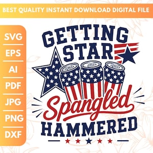 Könnte beinhalten: Ein digitales Grafikdesign mit dem Text GETTING STAR HAMMERED in Marineblau und Rot. Das Design enthält drei Getränkedosen und zwei Sterne, die mit einem Muster aus weißen Sternen und roten Streifen auf marineblauem Grund verziert sind.