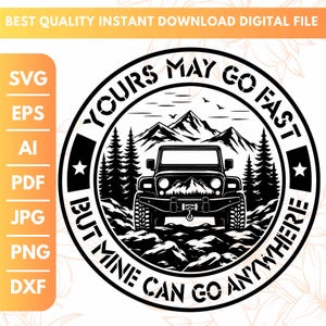 Op de afbeelding: Een zwart-witte ronde digitale afbeelding met een terreinwagen voor bergen en dennenbomen. De tekst luidt: YOURS MAY GO FAST BUT MINE CAN GO ANYWHERE. Het ontwerp bevat de bestandsformaten SVG, EPS, AI, PDF, JPG, PNG en DXF.