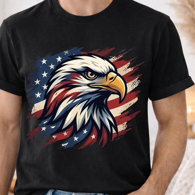 Może przedstawiać: Czarny t-shirt z szczeg&oacute;łową ilustracją głowy amerykańskiego bielika. Głowa orła jest pomalowana na czerwono, biało i niebiesko, na tle amerykańskiej flagi. Projekt jest odważny i patriotyczny.