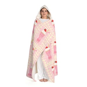 Puede incluir: Un letrero de madera rústico con el texto "Welcome to our home" en un estilo manuscrito. El letrero presenta un acabado envejecido y un diseño sencillo y acogedor, perfecto para un porche o entrada.