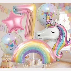Könnte beinhalten: Eine Sammlung bunter Geburtstagsballons. Enthält einen großen Ballon mit der Zahl 7, einen rosa Stern, zwei Ballons mit Einhorn-Motiv und einen Regenbogenbogen. Die Ballons sind in Rosa-, Gelb-, Blau- und Lilatönen gehalten. Eine Torte mit einem "Happy Birthday"-Topper ist ebenfalls zu sehen.
