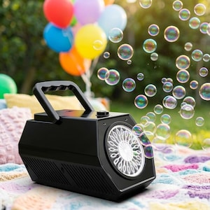 Peut inclure: Une machine à bulles noire avec une poignée et un design de ventilateur circulaire blanc. La machine est posée sur une couverture colorée, avec des ballons en arrière-plan. Des bulles flottent dans l'air, créant une ambiance festive.
