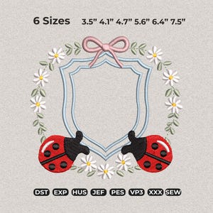 Puede incluir: Diseño de bordado con un escudo azul claro, un lazo rosa y una corona de margaritas blancas y hojas verdes. Dos mariquitas rojas con lunares y cabezas negras en la parte inferior. Disponible en 6 tamaños, de 8,9 cm a 19,1 cm.