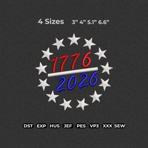 Puede incluir: Diseño bordado con los números "1776" en rojo y "2026" en azul, separados por una línea blanca, rodeados de estrellas blancas. Disponible en cuatro tamaños: 7,6 cm, 10,2 cm, 13 cm y 16,8 cm. Fondo oscuro.