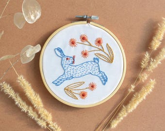 Liebre irlandesa - Kit de bordado de arte popular para principiantes y decoración de pared