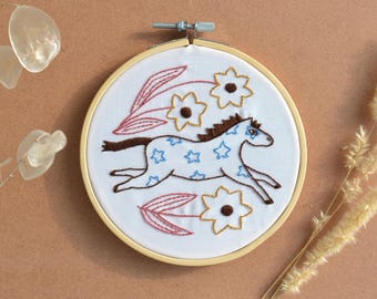 Star Horse: Kit de bordado y decoración de pared inspirado en el arte popular para principiantes absolutos