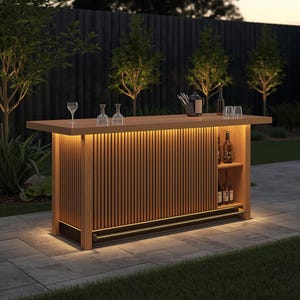 Può includere: Un bar esterno in legno con una luce calda. Il bar presenta un fronte a doghe, un piano di lavoro e un ripiano per bottiglie. È illuminato da una luce soffusa, creando un'atmosfera accogliente per l'intrattenimento.