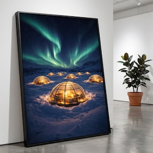 Puede incluir: Impresión enmarcada de un paisaje invernal con iglús de cristal iluminados en la nieve bajo una vibrante aurora boreal verde y azul. La obra de arte se exhibe en un entorno interior moderno.