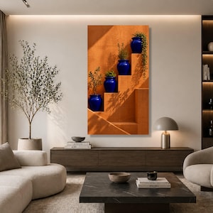 Quadro em tela com escadaria e vasos de cerâmica azul, arte de parede moderna em tons de laranja, decoração para jardim interno.