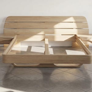 Cama con estructura de roble macizo hecha a mano y mesitas de noche integradas.