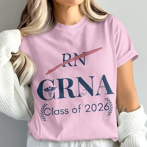 以下が含まれることがあります： 斑点のあるマット仕上げのセラミックマグカップ3個セット。各マグカップは、ライトブルー、クリーム、グレーの異なる色です。マグカップはシンプルでモダンなデザインで、持ちやすいハンドルが付いています。