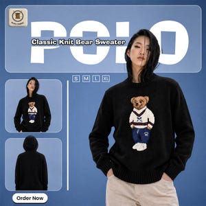 Puede incluir: Suéter de punto negro con un diseño de oso que lleva un suéter y pantalones azules. El suéter tiene el texto "Classic Knit Bear Sweater" y las tallas S, M, L y XL. La imagen también muestra la parte trasera del suéter.