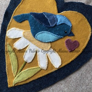 Valentine Bluebird Daisy ullapplikation broderi DIGITALT jpeg och PDF-MÖNSTER Gult hjärta Senapsblått Handgjort Michelle Palmer Prim Folk