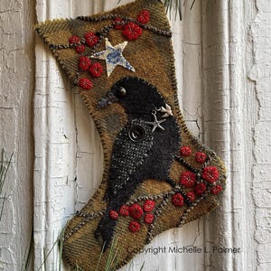 Meia Cooper's Crow de lã com apliques bordados, padrão digital jpeg e PDF, feito à mão, para festas de Natal, Michelle Palmer, arte primitiva de inverno