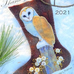 Peut inclure: Une chaussette en feutre marron avec un hibou blanc et des broderies florales. La chaussette porte le texte "Thank you Friends" et "2021". La chaussette est sur un fond blanc.