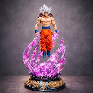 Op de afbeelding: Gedetailleerd beeldje van een gespierd personage met wit haar en een oranje broek, zwevend boven een paarse energiebasis. De basis heeft gouden en blauwe accenten. Het beeldje staat in een dynamische pose.