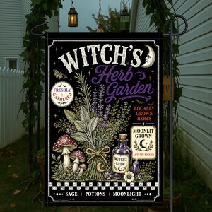 Könnte beinhalten: Eine schwarze rechteckige Gartenflagge mit dem Text Witch's Herb Garden, Freshly Gathered, Locally Grown Herbs, Moonlit Grown und Witch's Brew. Das Design zeigt Illustrationen eines Kräuterbündels, Pilzen, einer Flasche und eines zunehmenden Mondes.